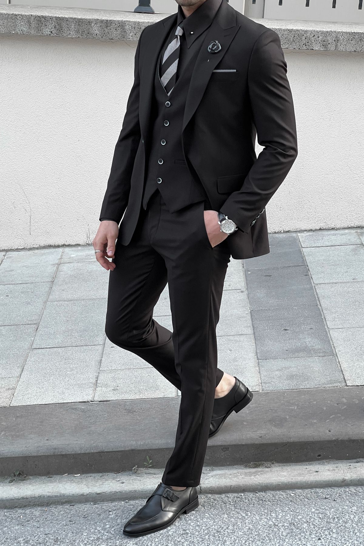 Daniel Slim Fit Black Wool Suit - Elegant Versatility for Every Occasion