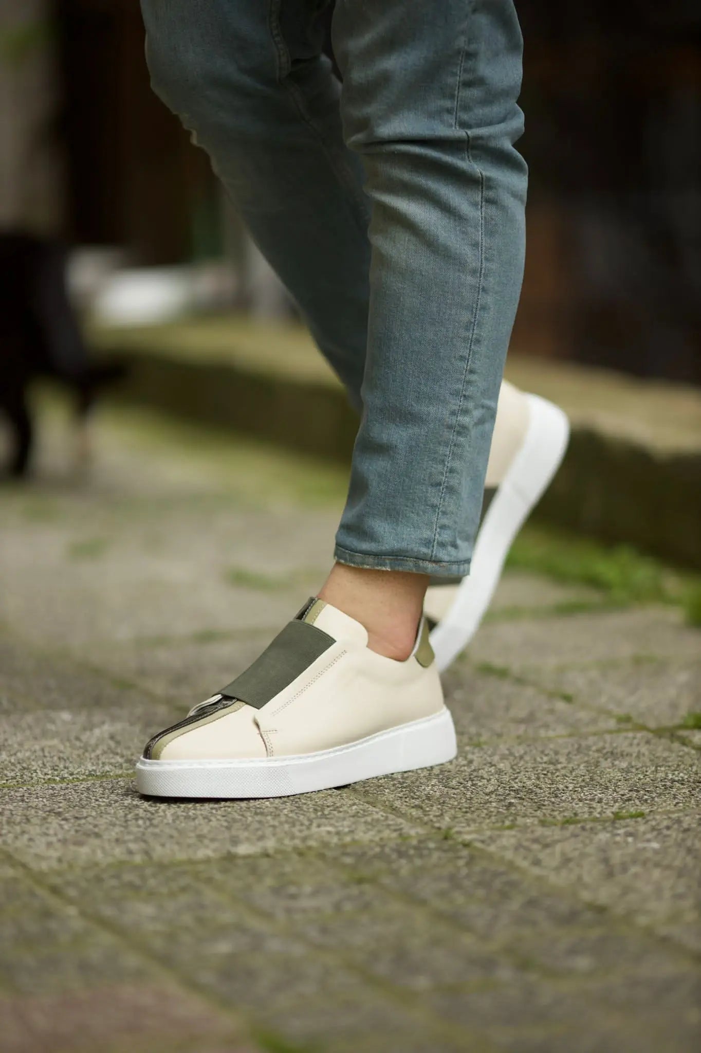 Vince Eva Sole Beige Sneakers: Sophisticated Comfort for Every Occasion - BRABION