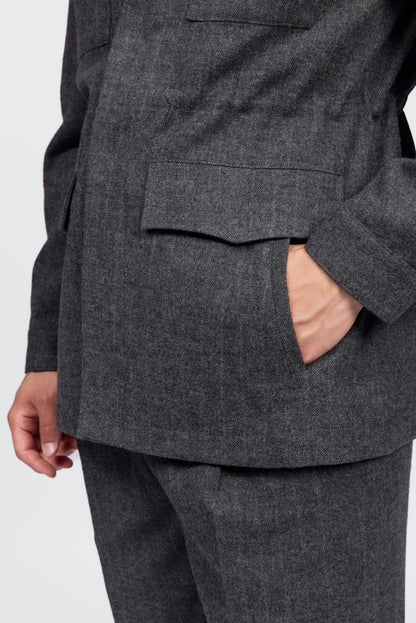 Herrenjacke mit Fischgrätenmuster und Stehkragen