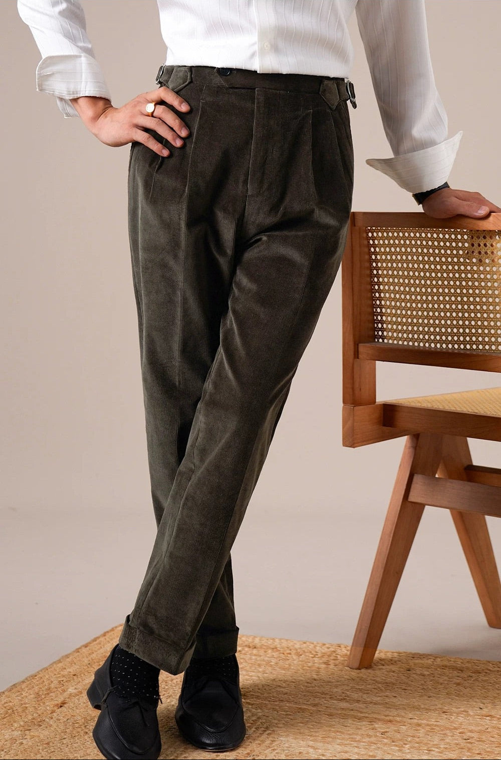 Calça masculina de veludo cotelê plissado
