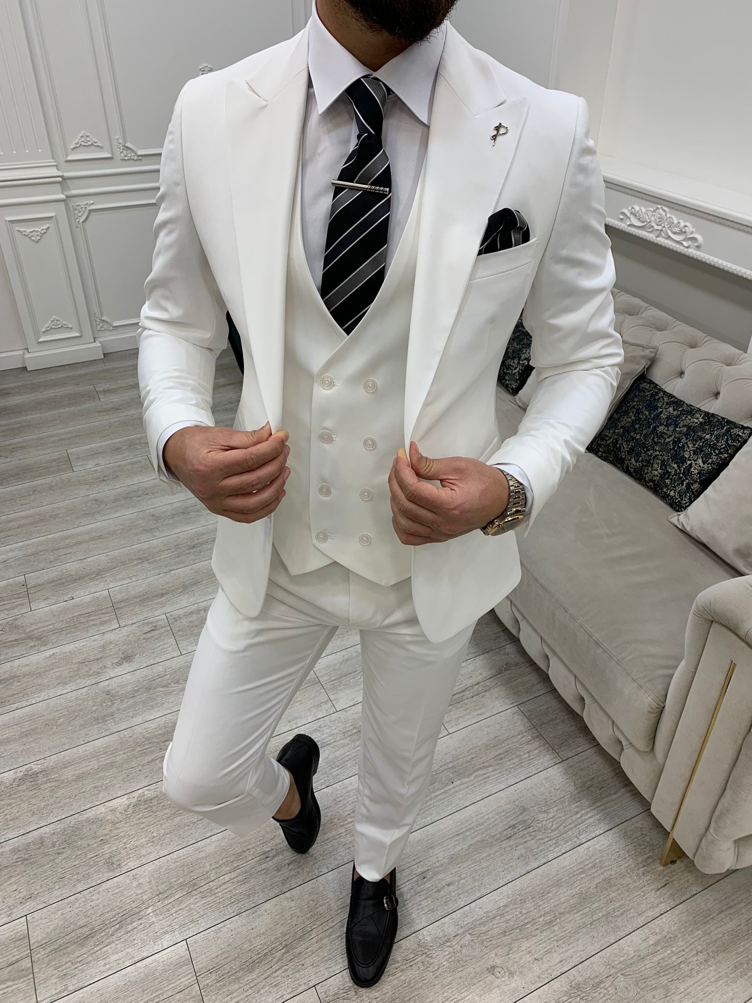 Amato White Slim Fit Peak Lapel Suit – The Ultimate Three-Piece Ensemble